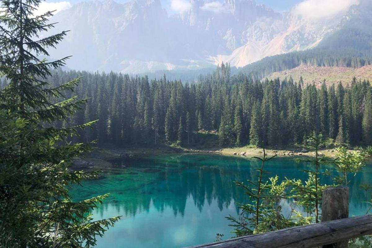 una vista di un lago con alberi e montagne