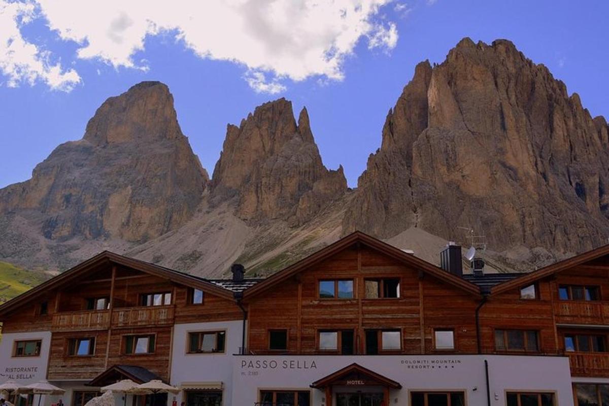 un edificio di fronte a una montagna