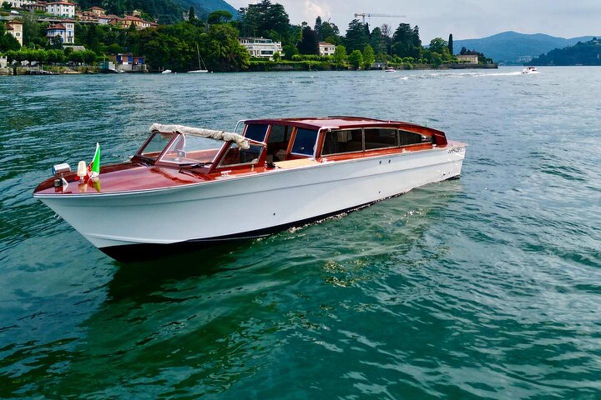 un barco rojo y blanco flotando en el agua