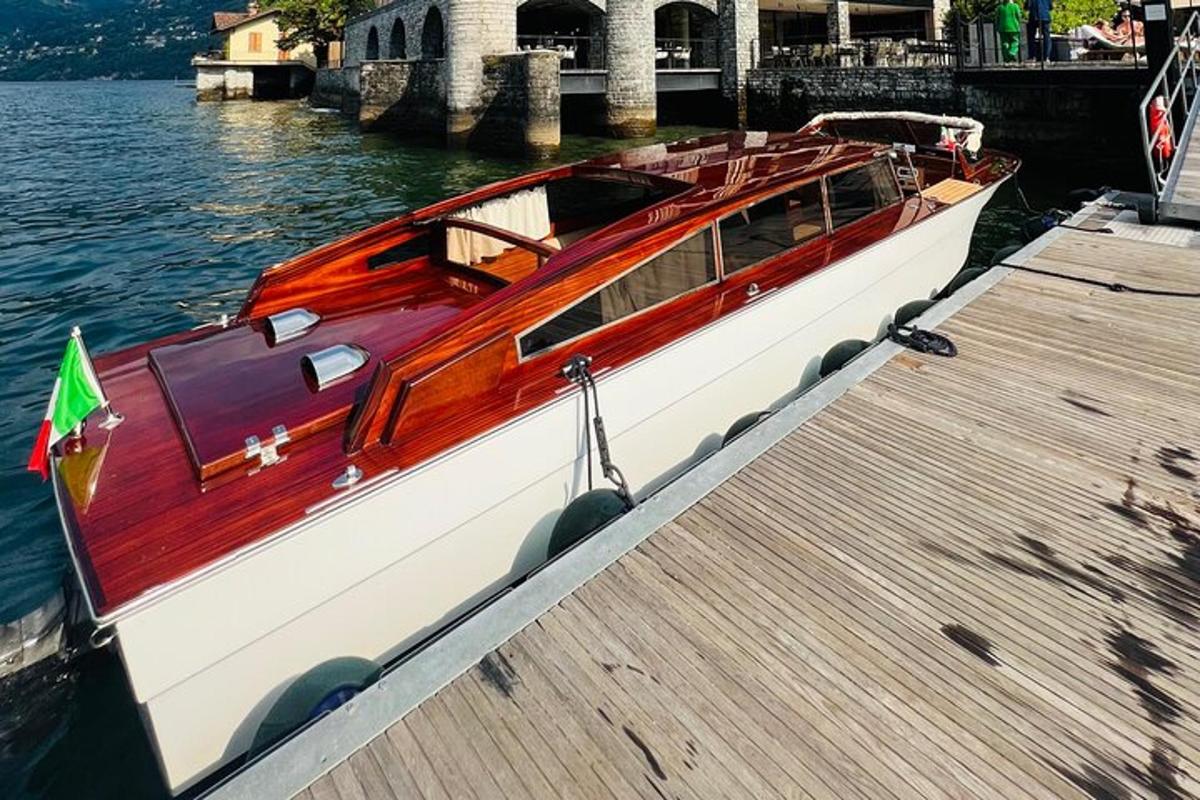 Un barco está atracado en un muelle