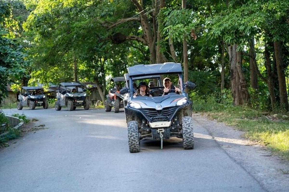 un gruppo di persone su un veicolo a quattro ruote su una strada