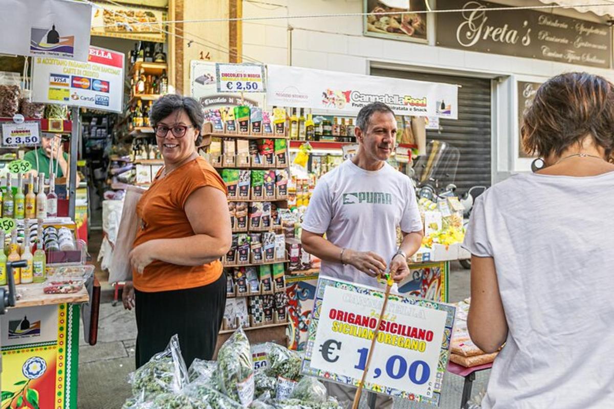 un uomo e una donna in piedi in un negozio