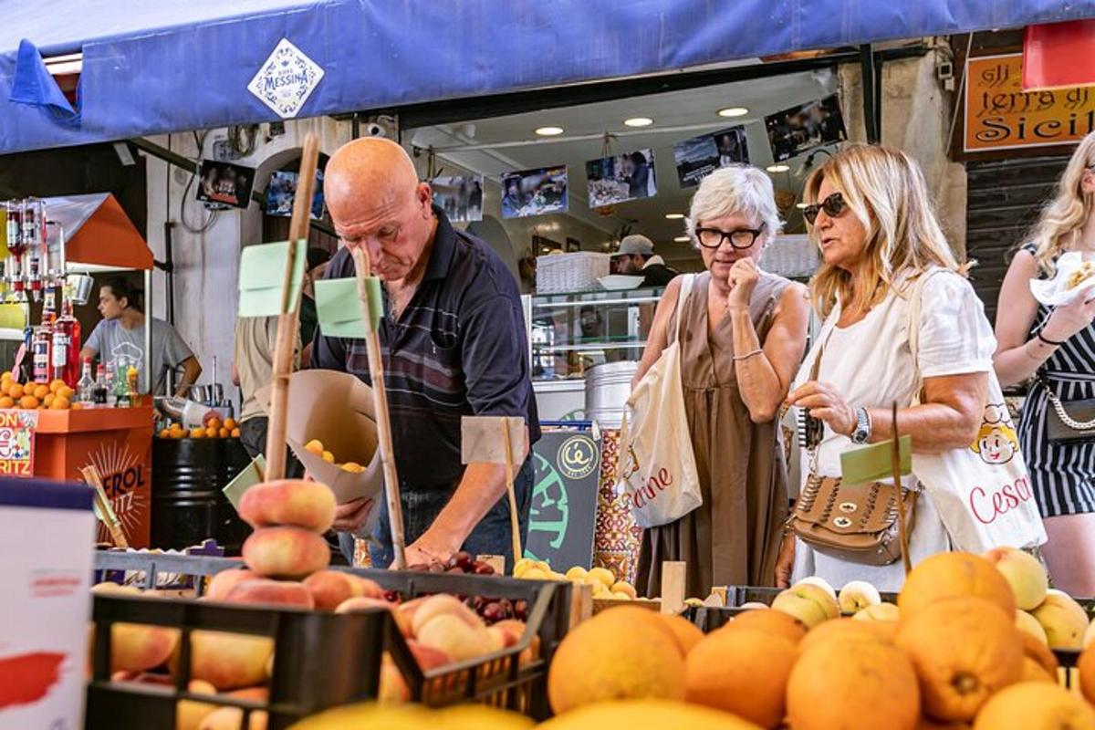 un gruppo di persone in piedi in un mercato con la frutta