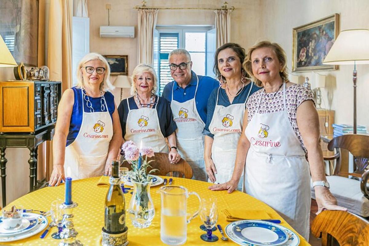 μια ομάδα ανθρώπων με ποδιές που στέκονται γύρω από ένα τραπέζι