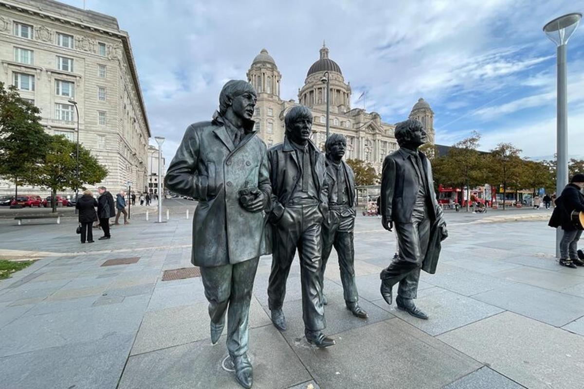 una estàtua de tres homes drets davant d'un edifici