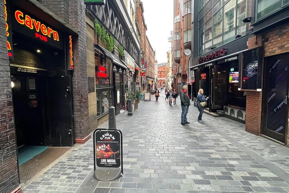 un carrer de la ciutat amb gent caminant pel carrer