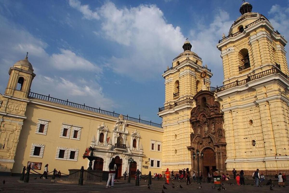 un grande edificio con una torre dell'orologio di fronte