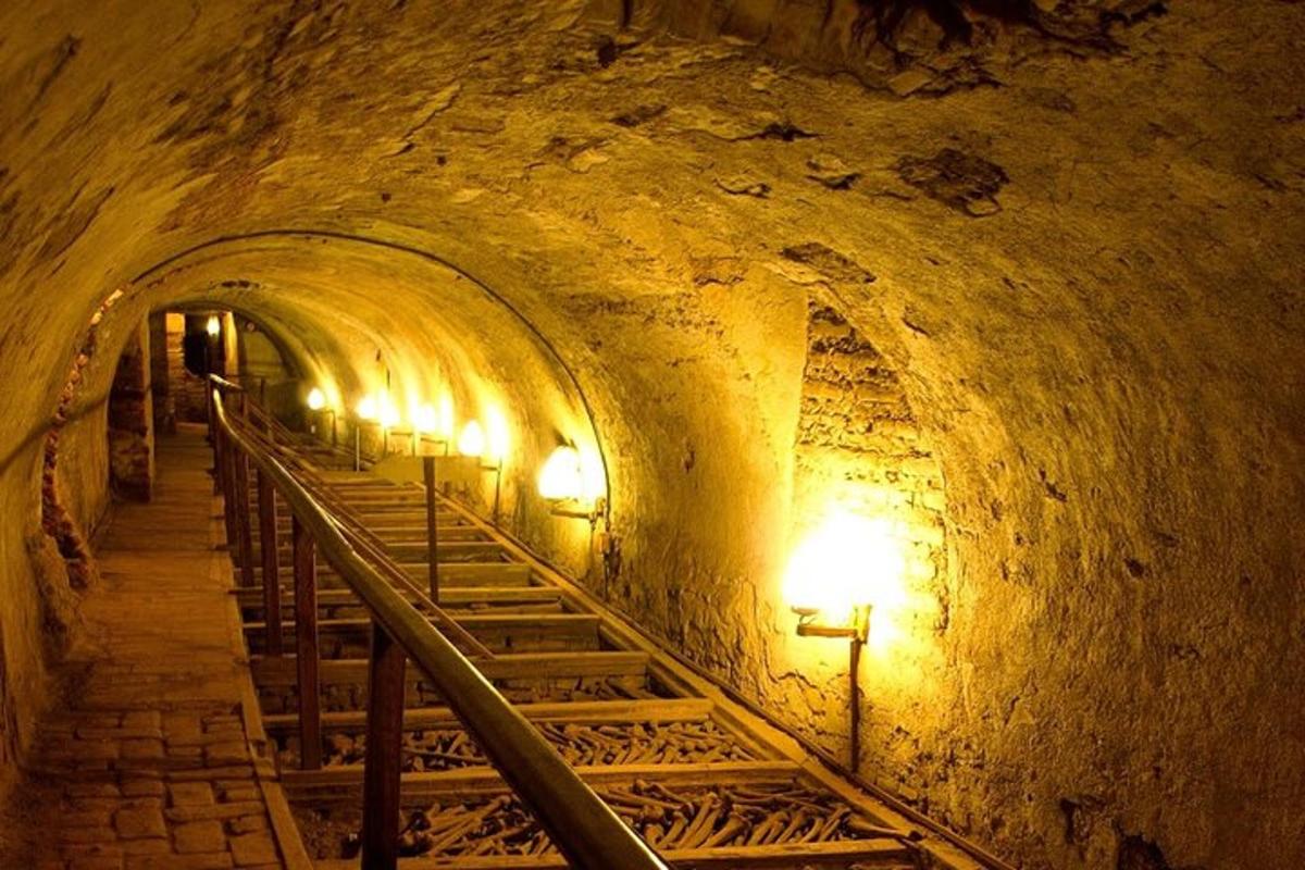 un tunnel con scale in una grotta con luci