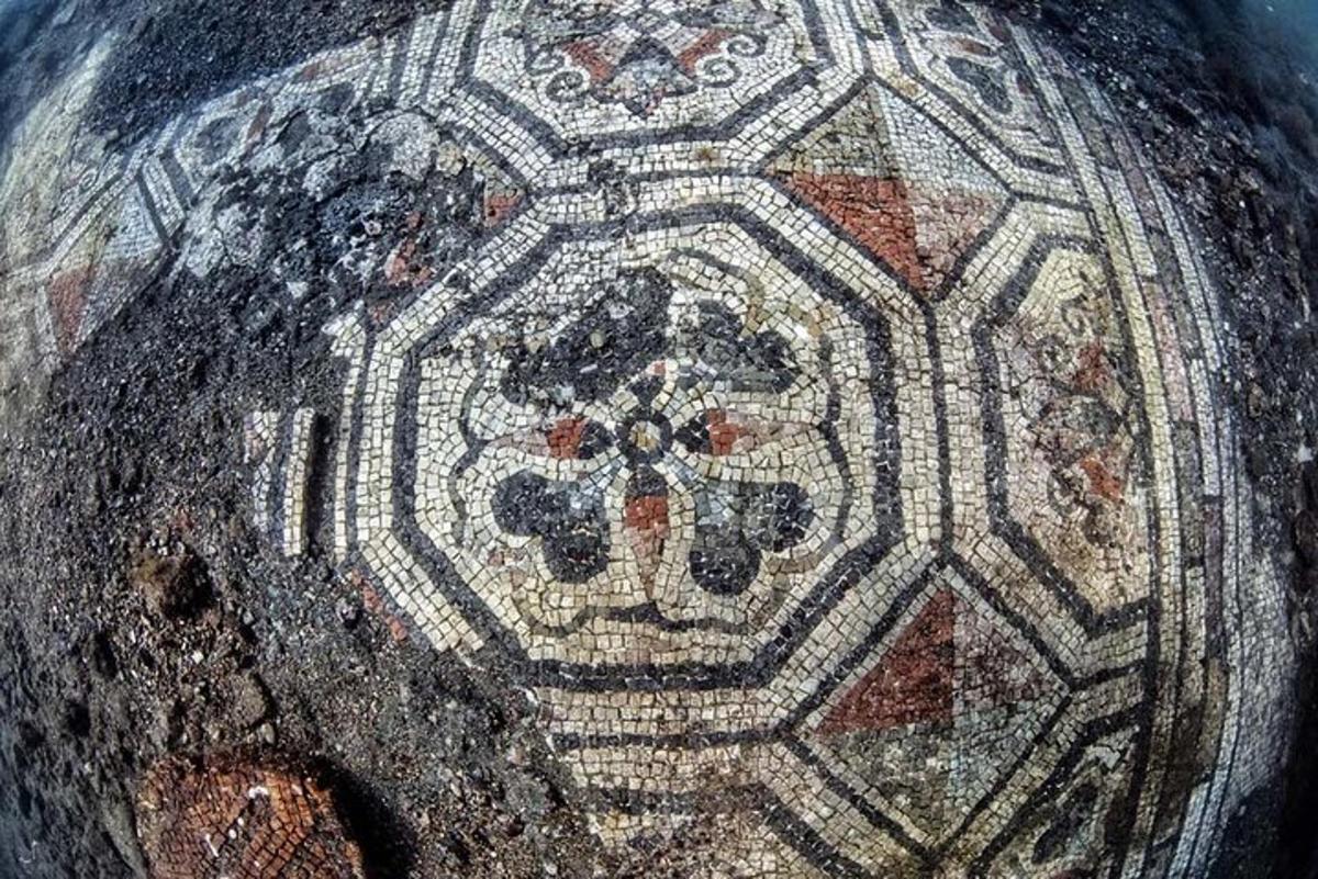 Un primer plano de un cuenco de mosaico con un diseño.
