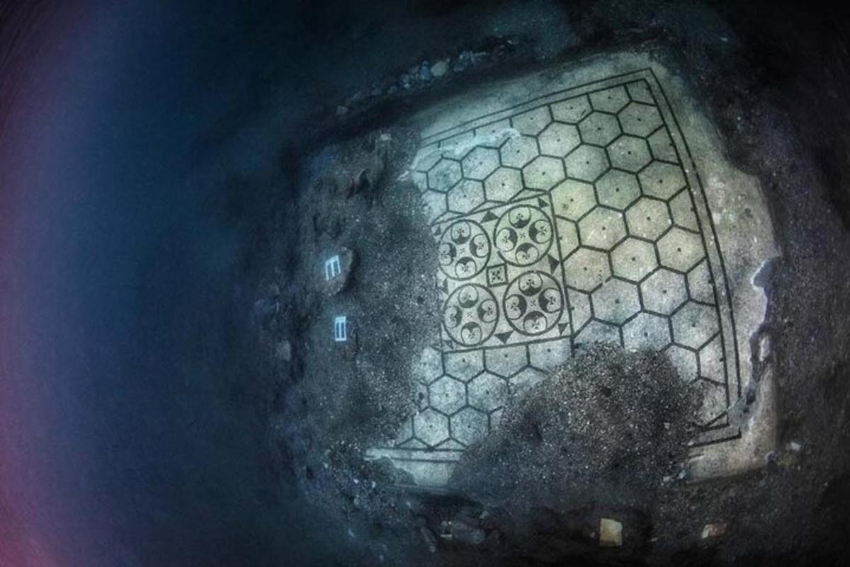 ένα άτομο που στέκεται μπροστά σε ένα παράθυρο