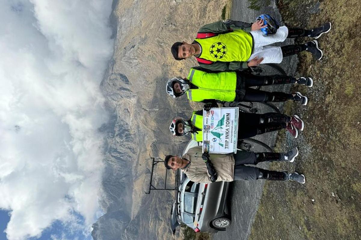 skupina lidí stojící na motorce