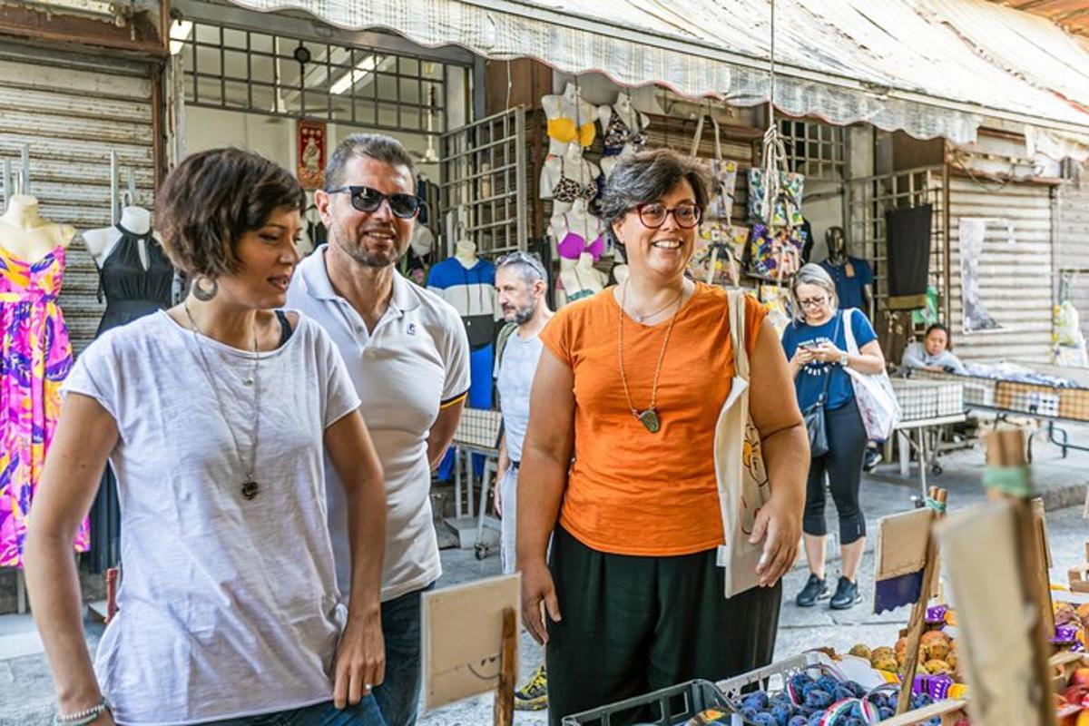 un gruppo di persone in piedi davanti a un mercato