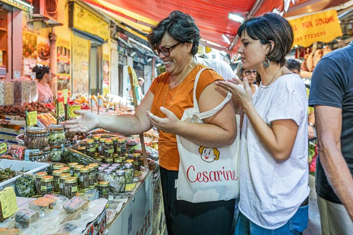 due donne in piedi in un mercato che guardano il cibo