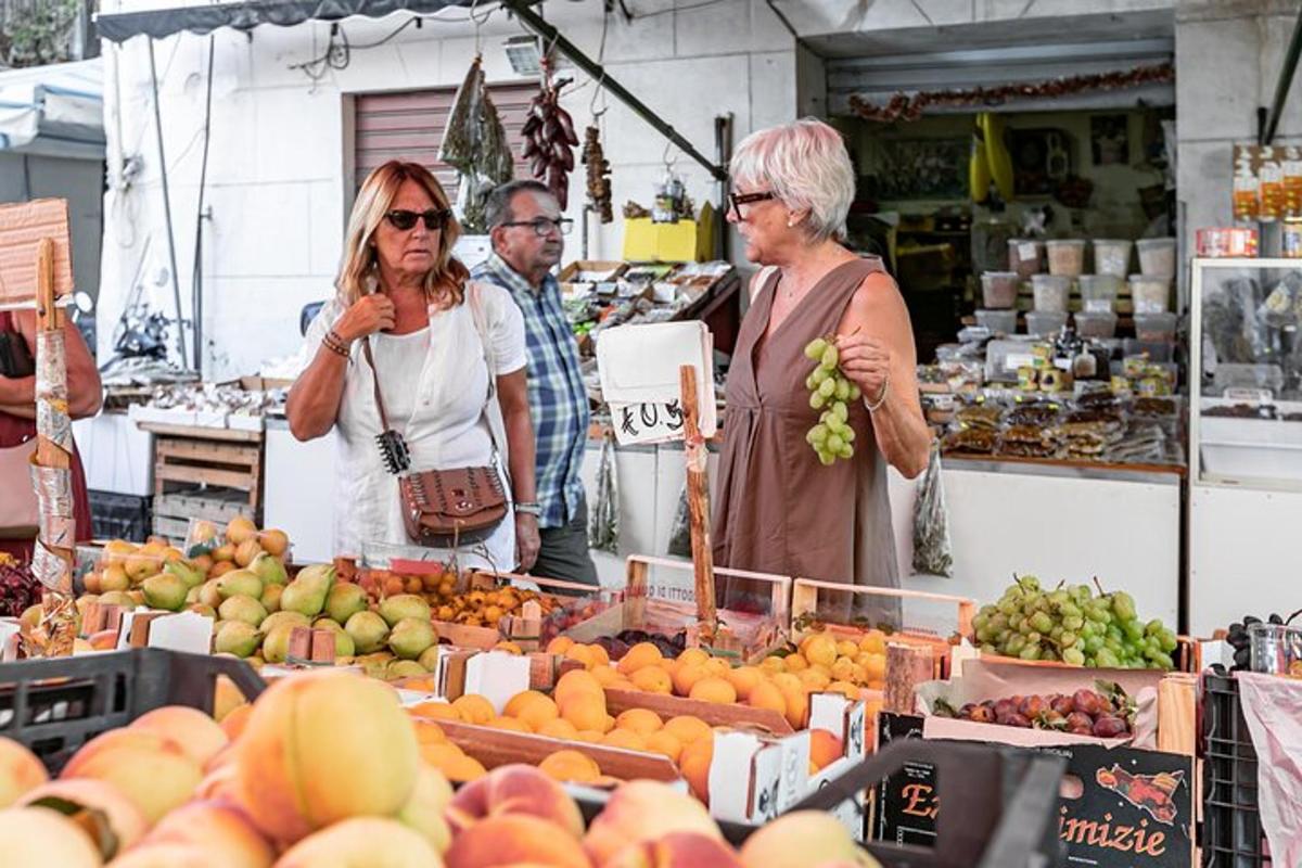 un gruppo di persone in piedi in un mercato con la frutta