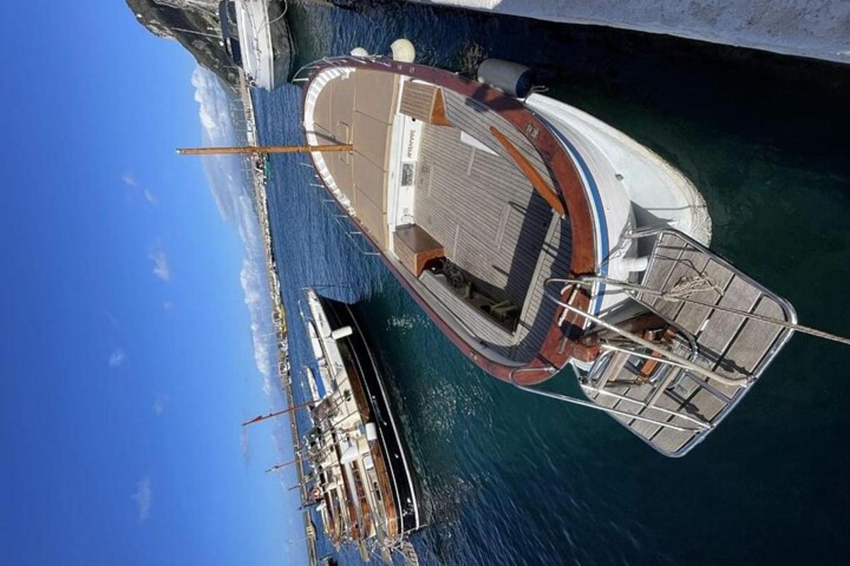 μια πανοραμική θέα ενός σκάφους στο νερό