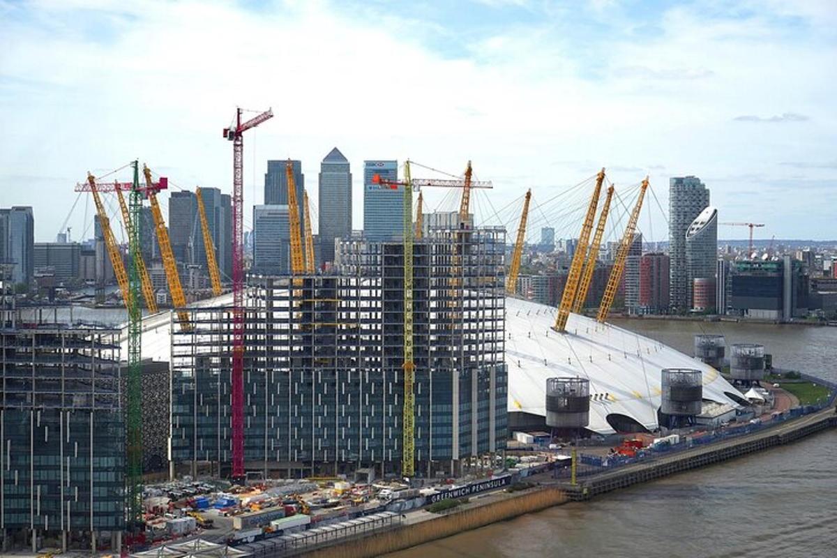 Un edificio en construcción con una ciudad al fondo.
