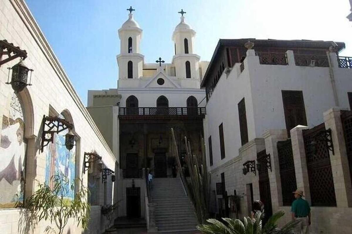 sebuah gereja putih yang besar dengan menara di atasnya
