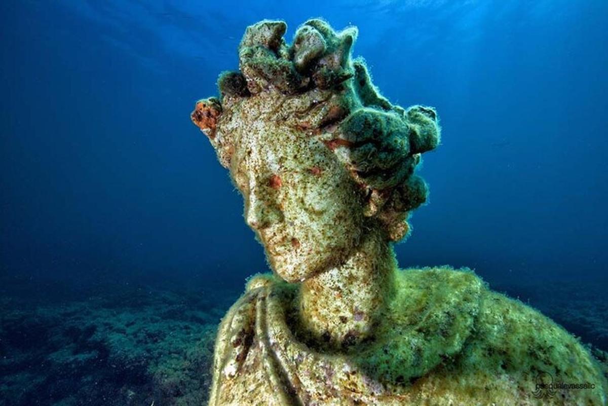 una statua di una donna nell'oceano