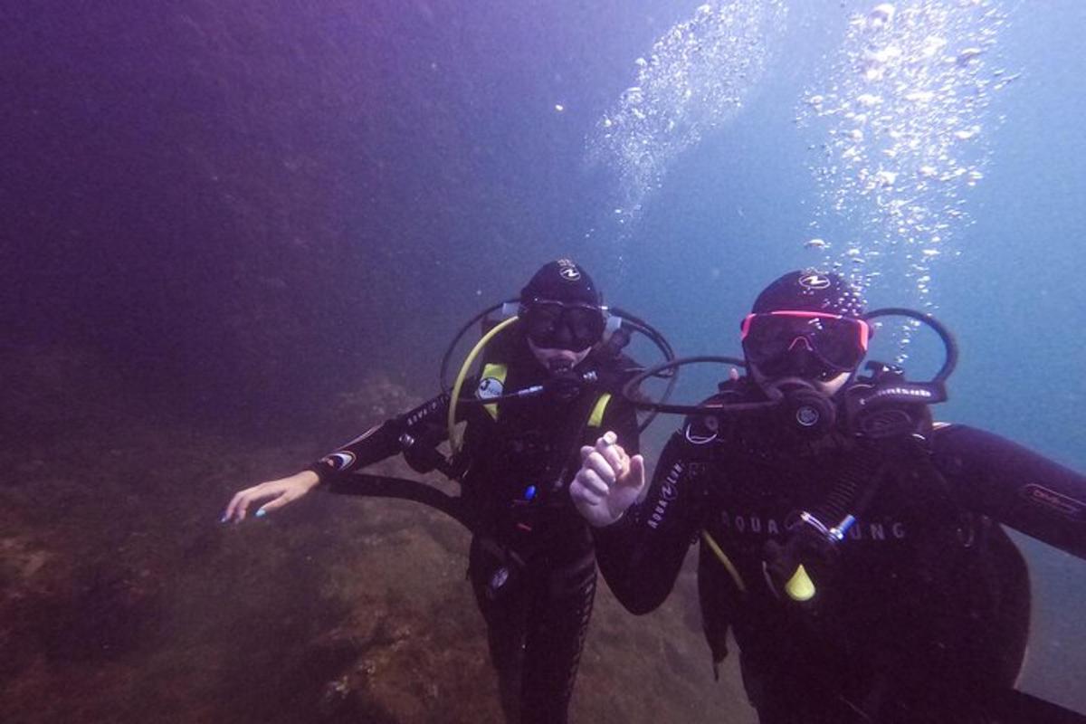 due persone sono in piedi nell'acqua