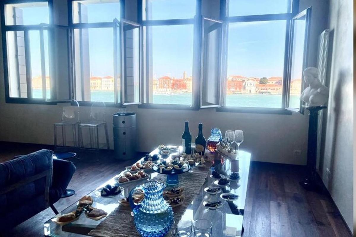 una sala d'estar amb una taula amb gots i gerros