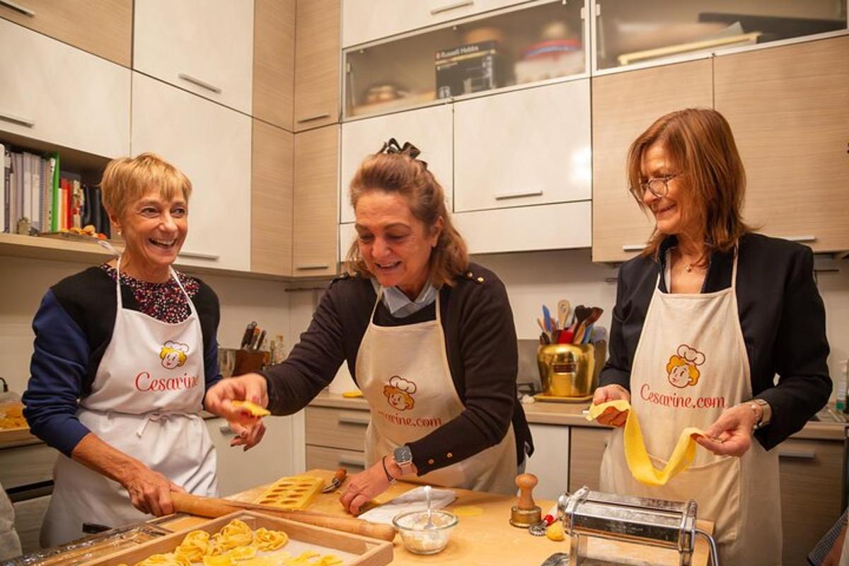 tres dones dempeus a la cuina preparant menjar