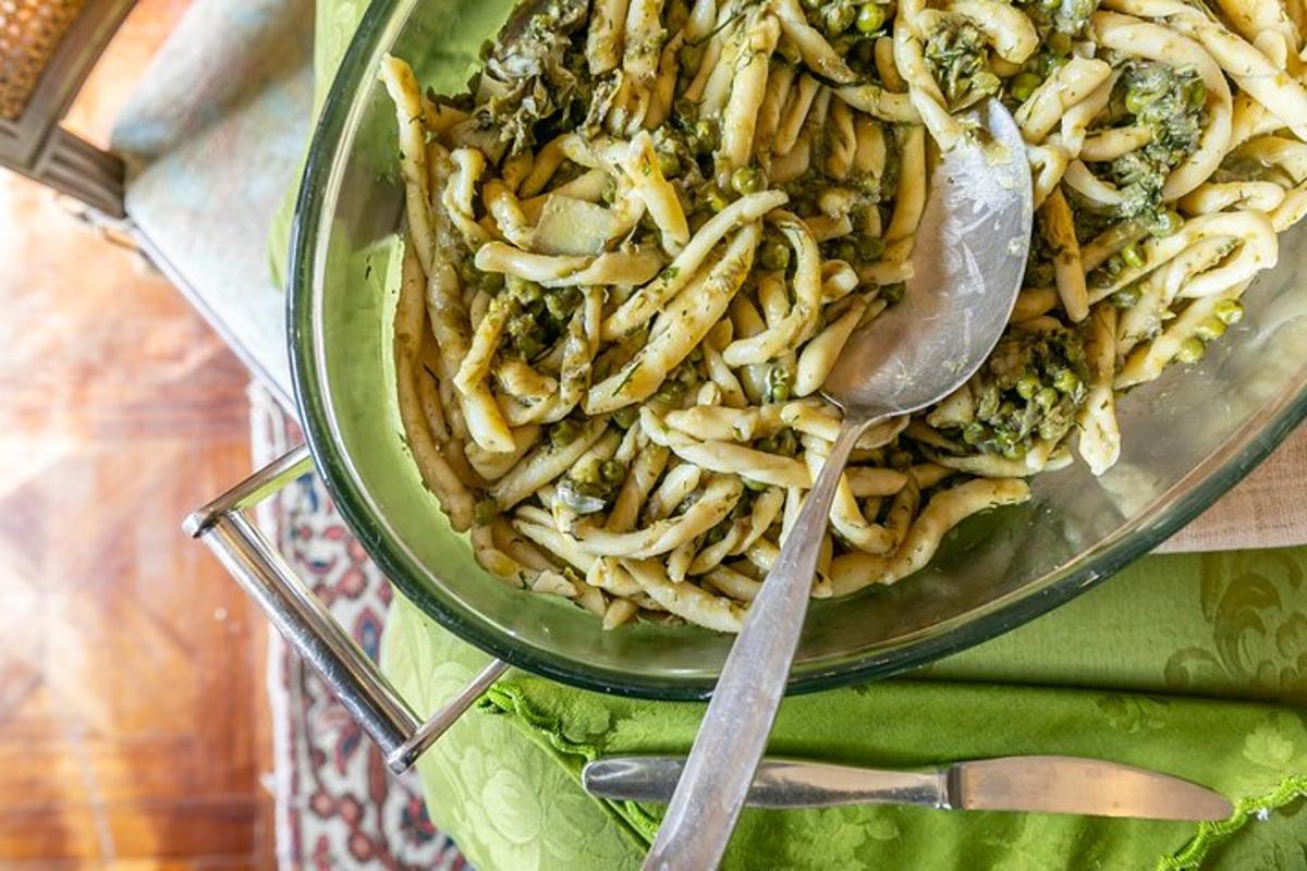 una ciotola di pasta con un cucchiaio su un tavolo