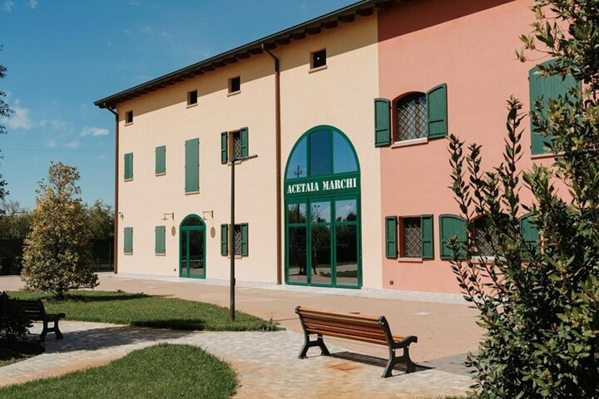 un edifici amb dos bancs al davant