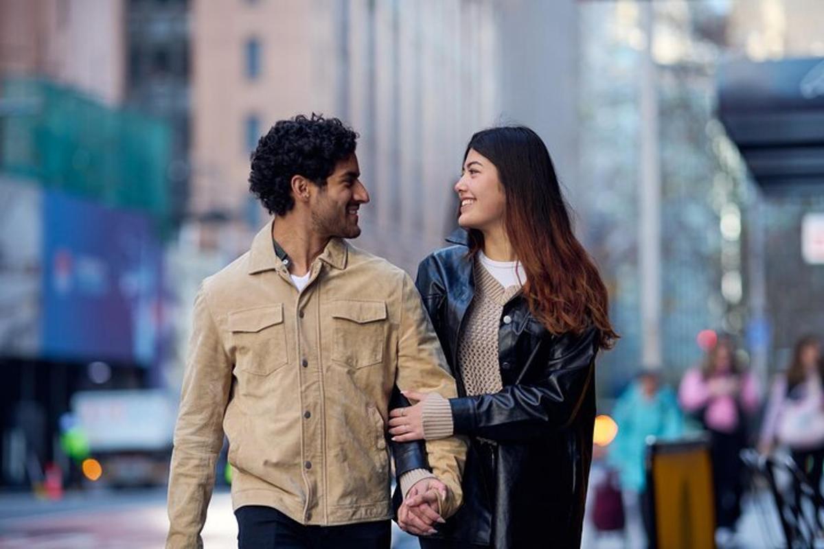 un uomo e una donna che camminano lungo una strada