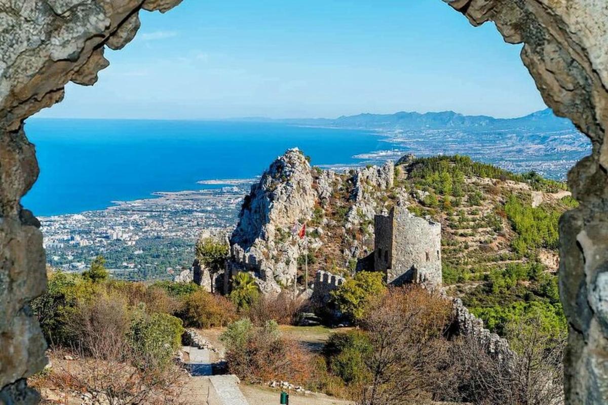 Una vista de la costa de Amalfi vista a través de una ventana.