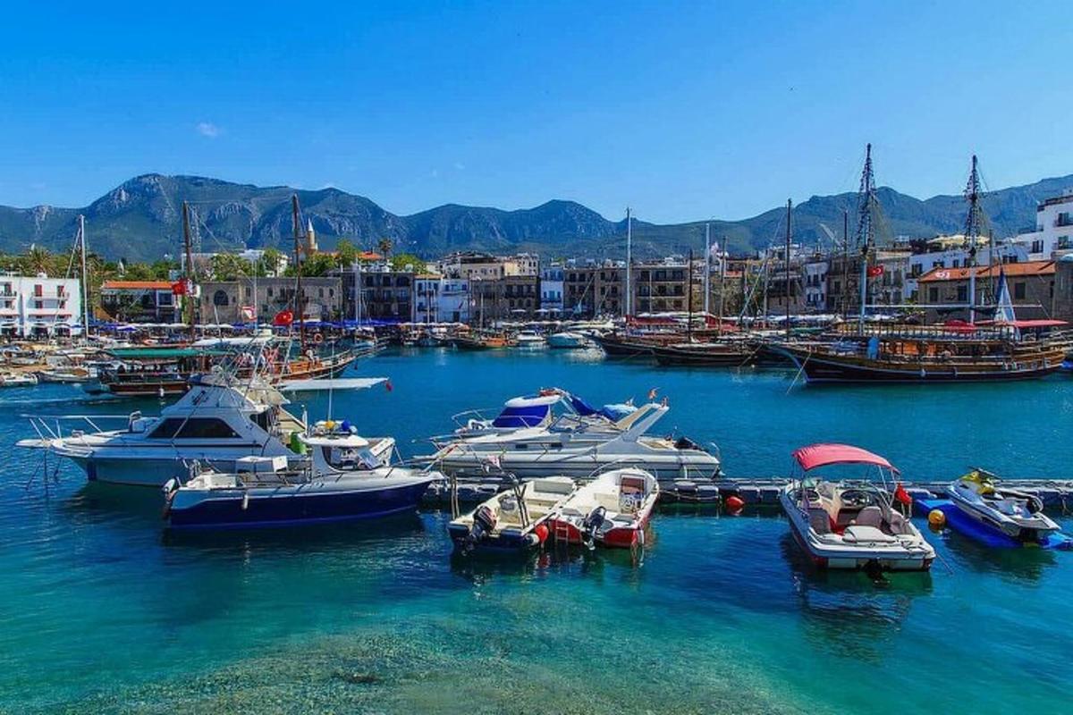 ένα σωρό βάρκες είναι αγκυροβολημένες σε ένα λιμάνι