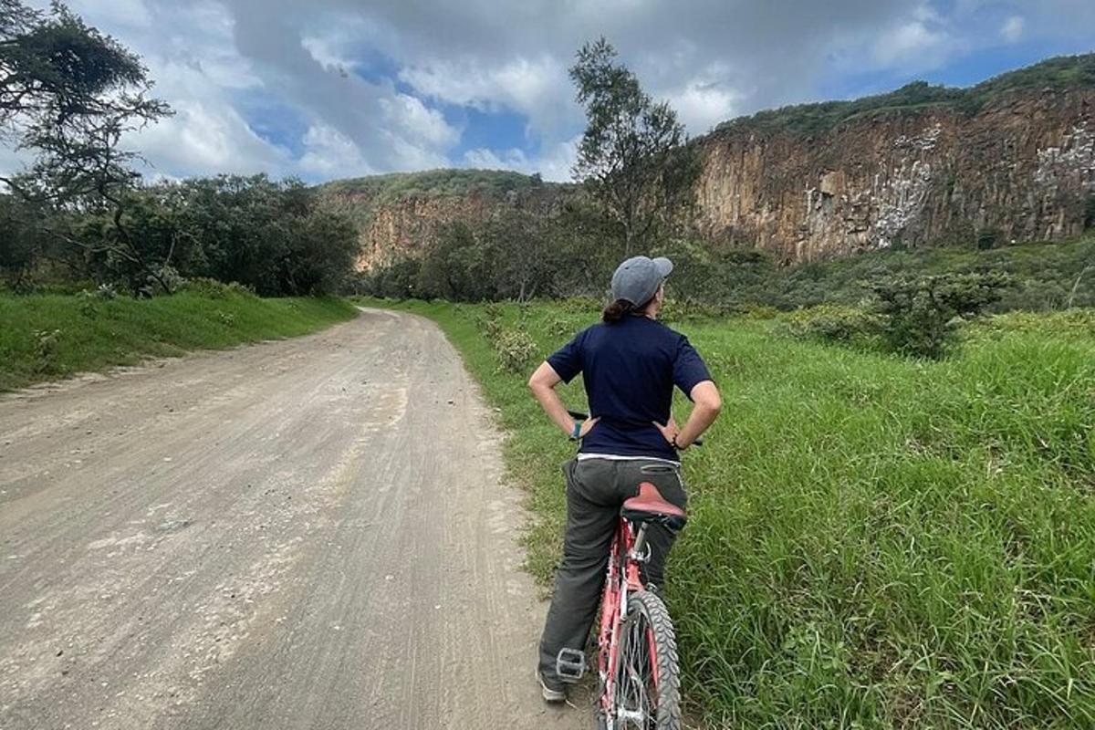 un hombre andando en bicicleta por un camino de tierra