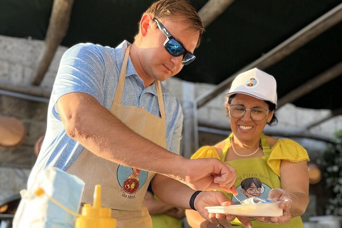 un uomo e una donna stanno preparando il cibo