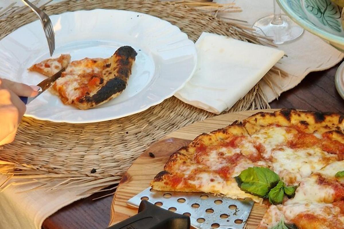 una fetta di pizza su un piatto bianco su un tavolo