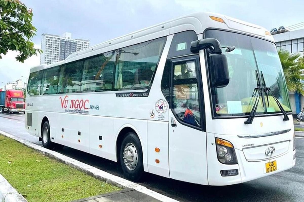 sebuah bas putih diletakkan di tepi jalan