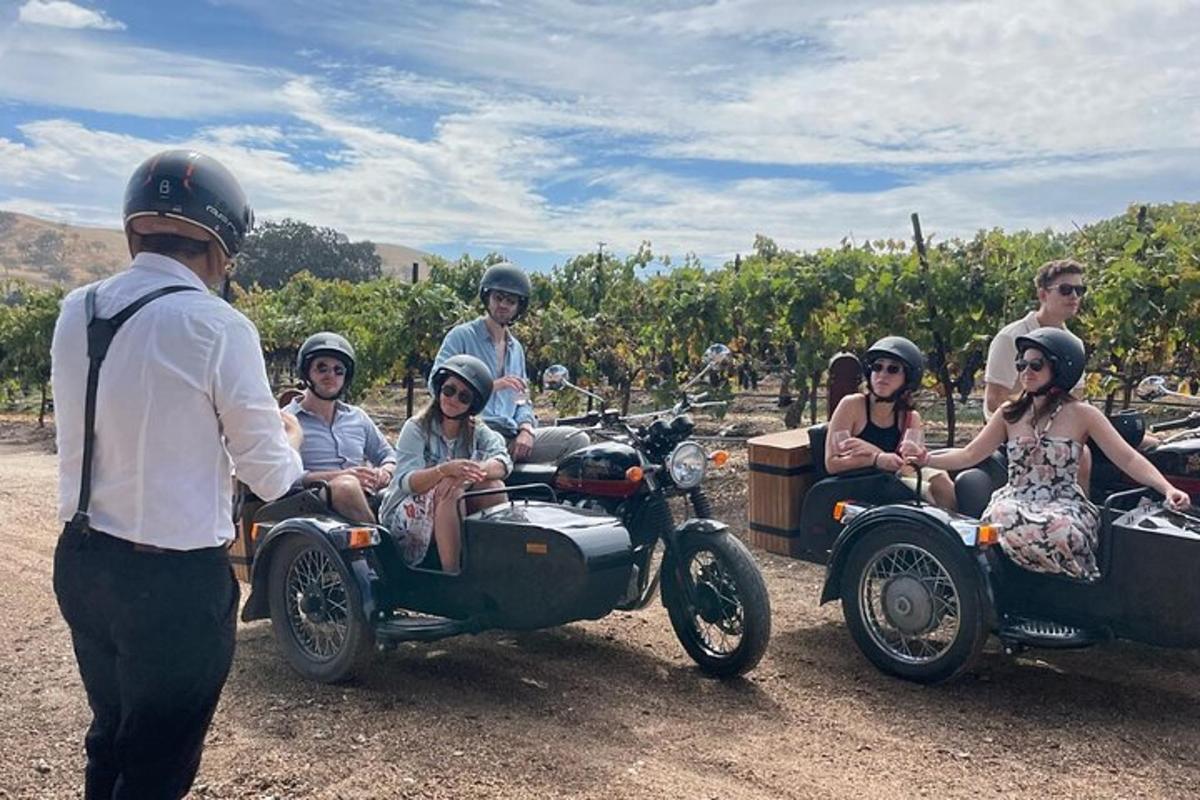 un grup de persones en motocicletes i un sidecar