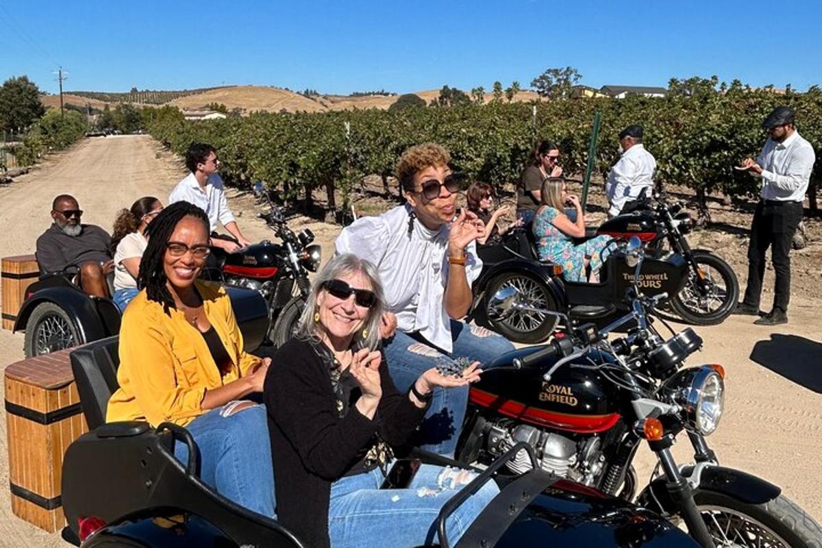 un grup de persones que condueixen motocicletes per un camí de terra