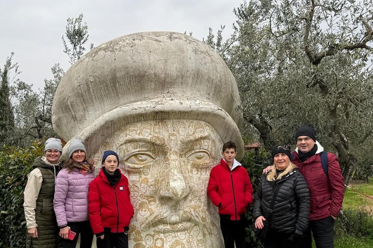 un grup de persones dempeus al costat d'una estàtua