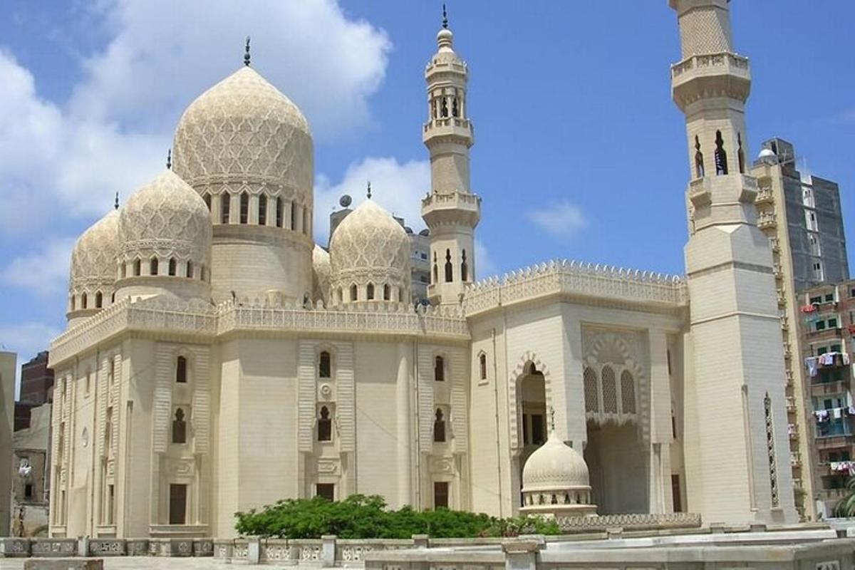 un grande edificio bianco con delle cupole in cima