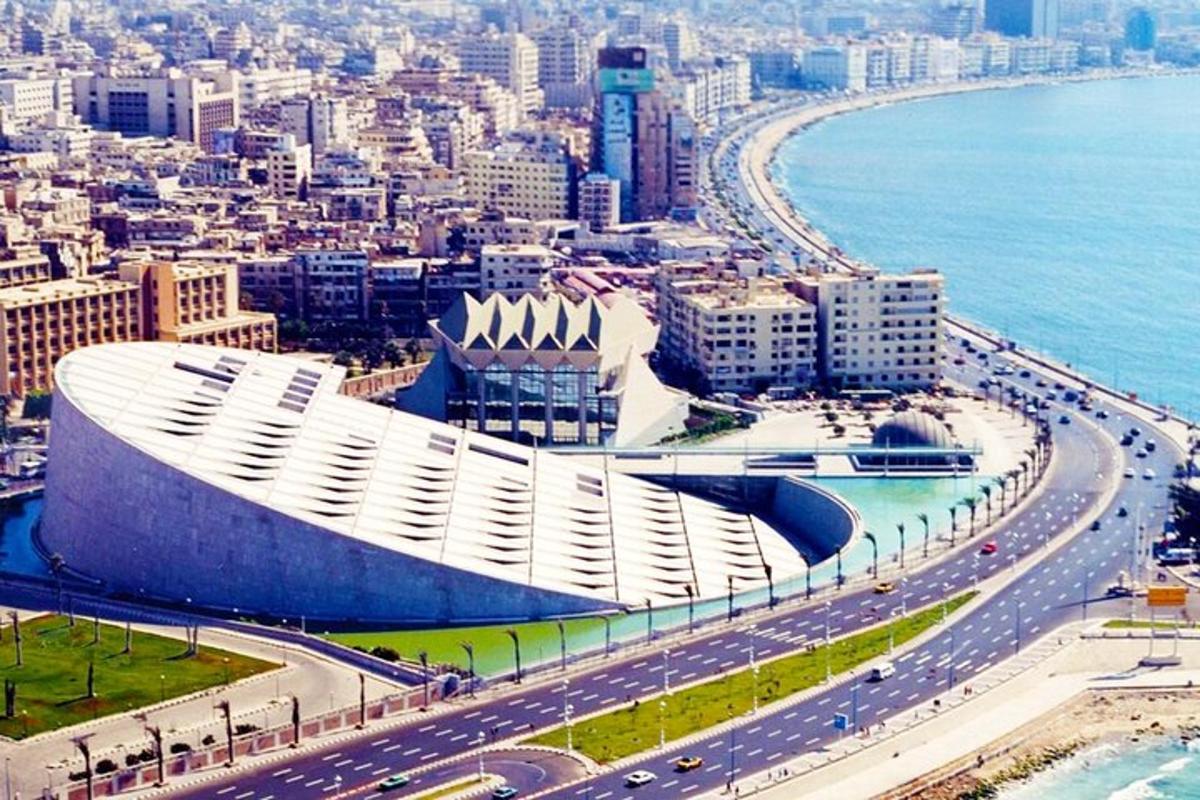 una vista di una città con uno stadio e l'oceano