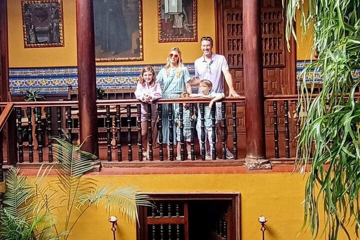 en familie som står på en balkong i et hus