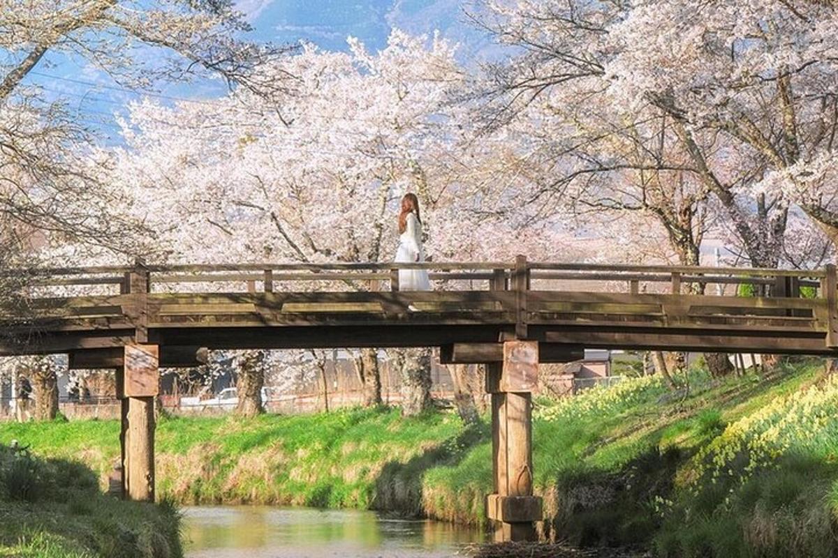 una mujer caminando por un puente sobre un río