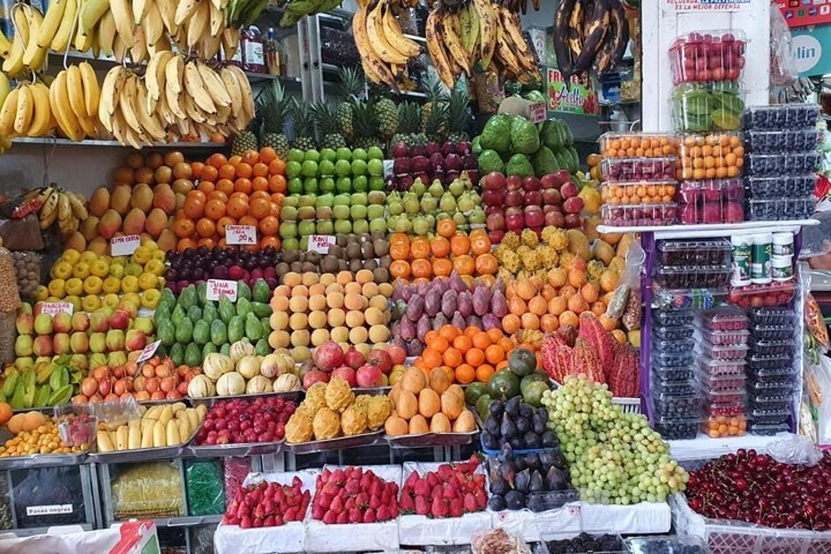eine Auslage mit Obst und Gemüse auf einem Markt