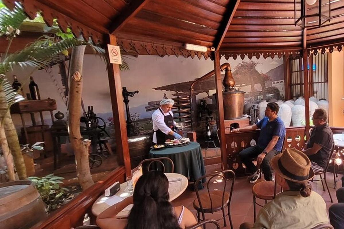 พ่อครัวกำลังเตรียมอาหารในร้านอาหารพร้อมกับกลุ่มคน