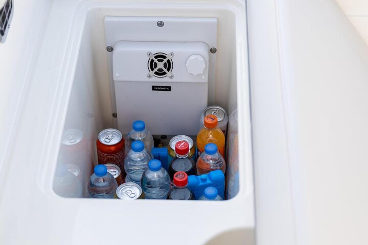 isang mini refrigerator na may soda at tubig sa loob nito