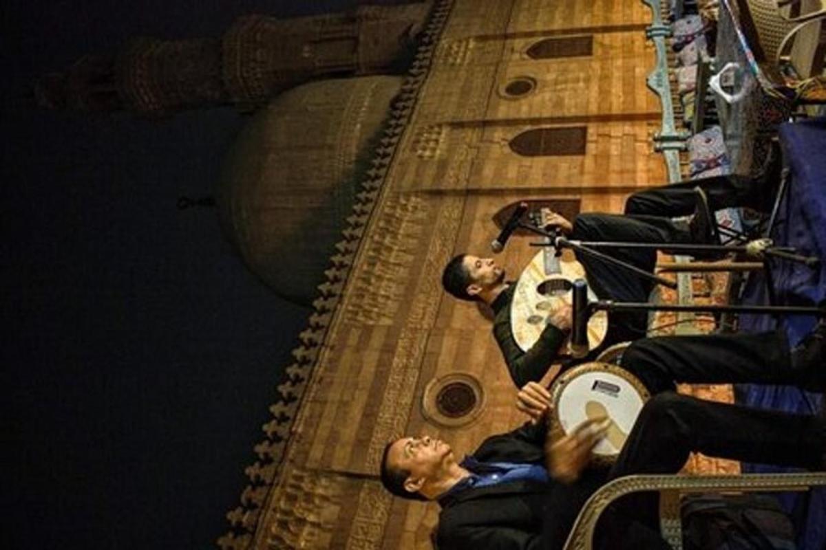 un grup de oameni așezați pe o scenă