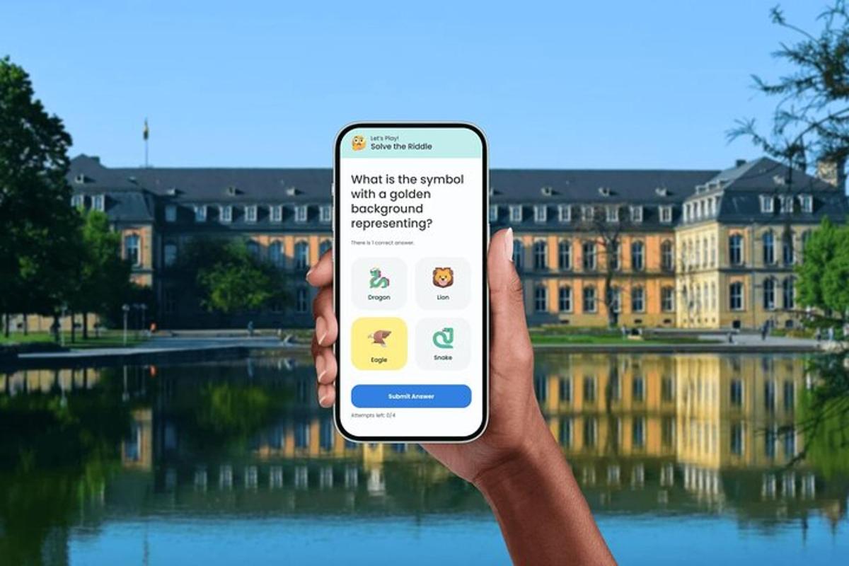 osoba držící mobilní telefon před budovou