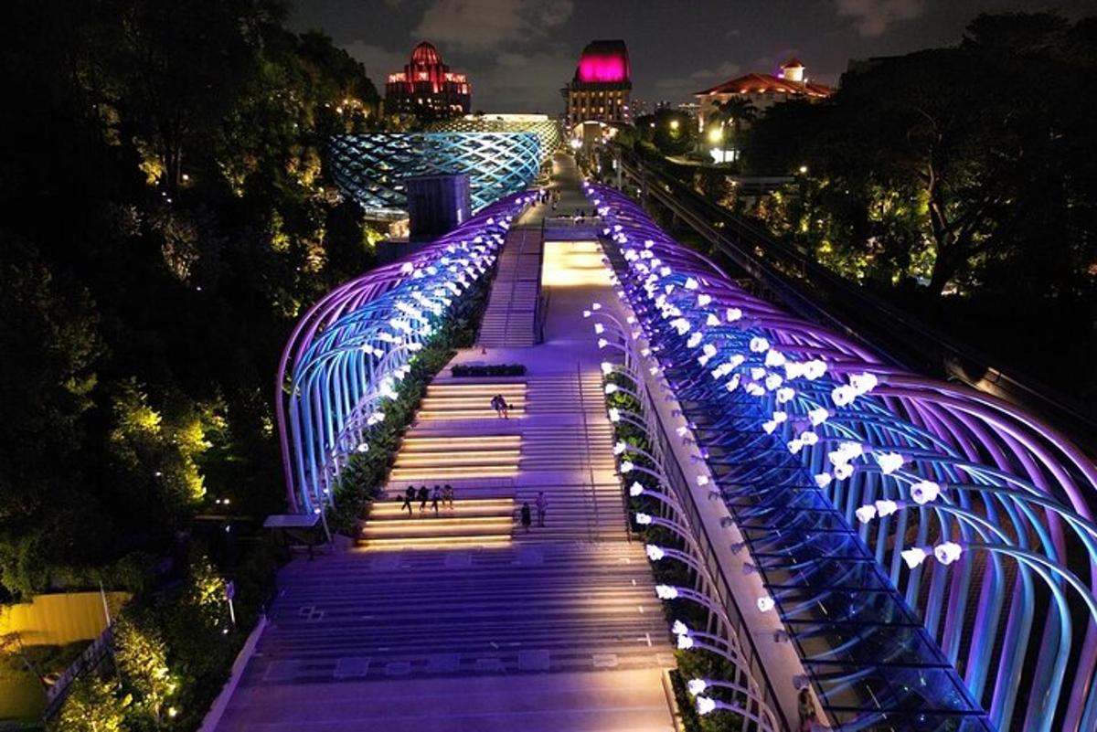 laluan pejalan kaki yang panjang dengan lampu biru dan putih pada waktu malam