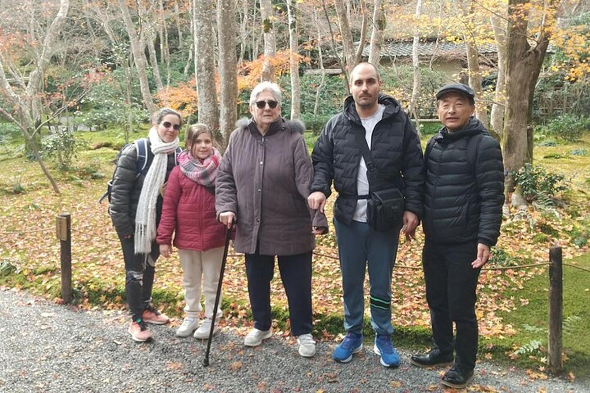 un gruppo di persone in posa per una foto in un parco