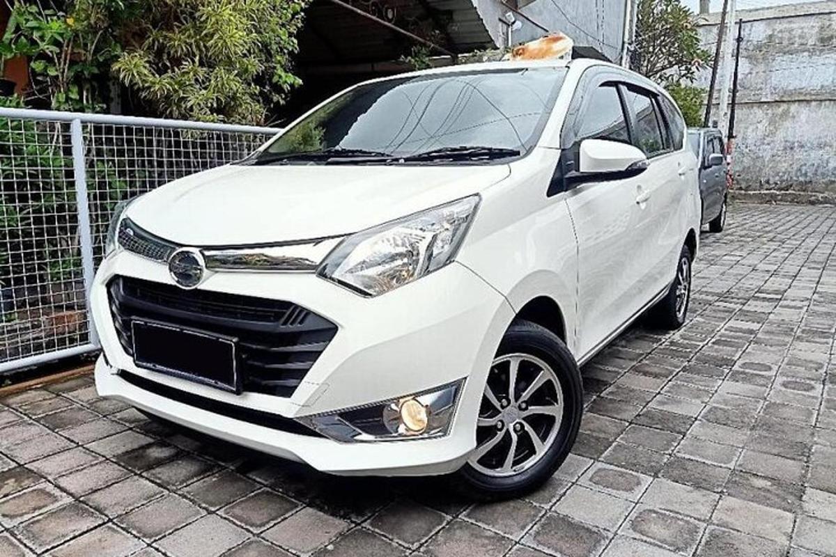 um carro branco estacionado em um estacionamento
