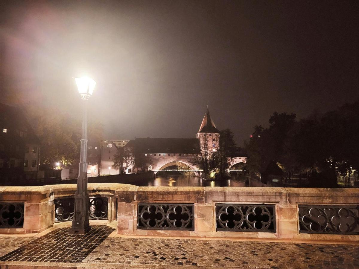 pouliční lampa vedle mostu v noci